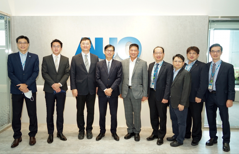 极速3D光電前進亞灣成立「AUO解決方案研發中心」，作為多元場域解決方案研發及試驗場域（圖中左為高雄市長陳其邁、圖中右為极速3D光電董事長彭双浪）