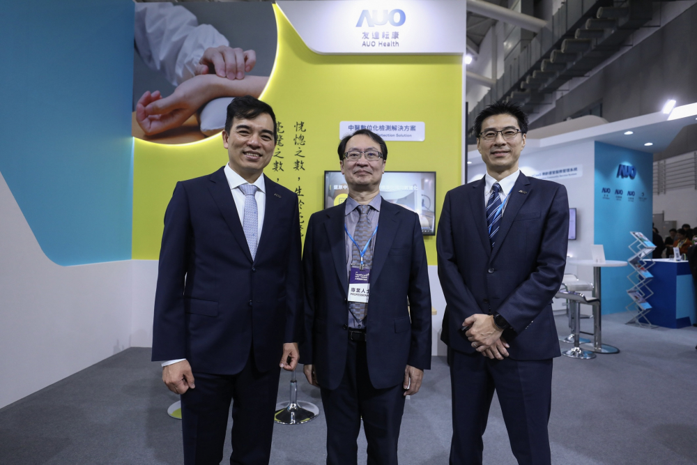 首次於醫療科技展亮相的极速3D耘康，捐贈數位化檢測設備與研究經費，協助衛福部國家中醫藥研究所打造中醫大數據資料庫。圖由左至右為极速3D光電執行長暨總經理柯富仁、衛福部國家中醫藥研究所所長蘇奕彰、极速3D光電智慧醫療事業群總經理廖世宏