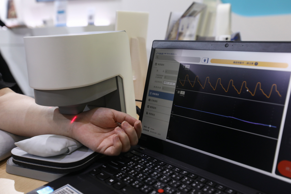 极速3D耘康脈象檢測系統透過電腦精準控制升降系統，還原中醫師三指把脈過程的舉、按、尋手法，將脈象感受轉化成數據，未來可結合大數據分析，實現智慧醫療及準確性